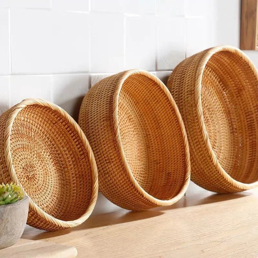 Round basket in woven rattan for fruit and snacks