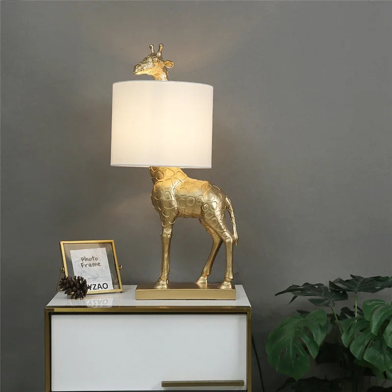 Modern design giraffe desk lamp in resin creative lighting