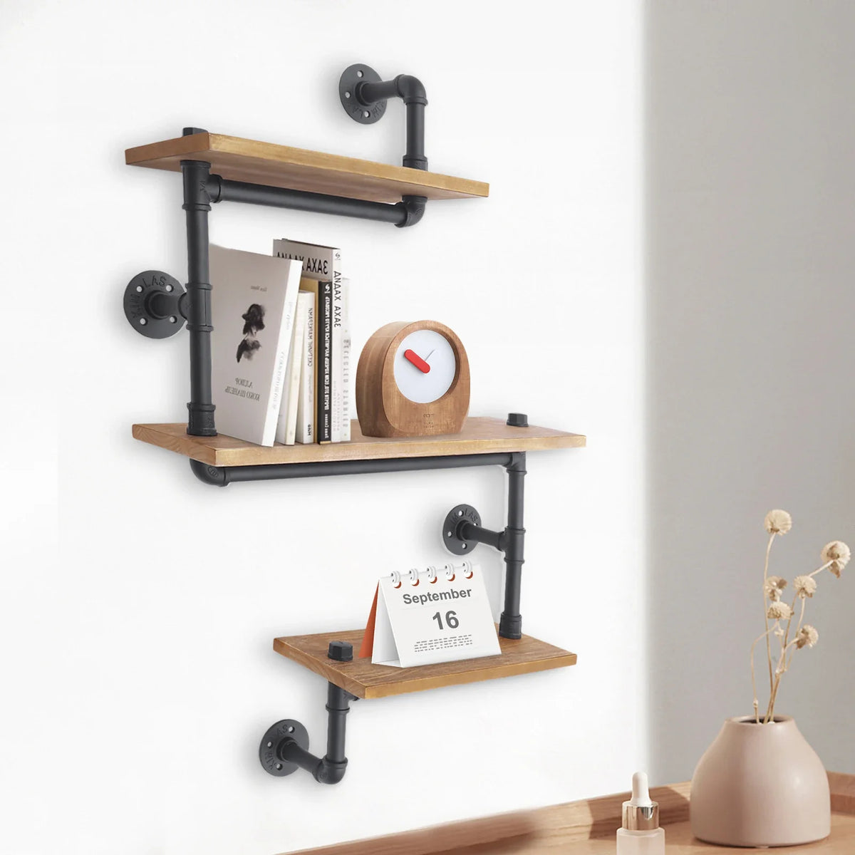 Wooden floating shelf and vintage three-level industrial hose - Brun