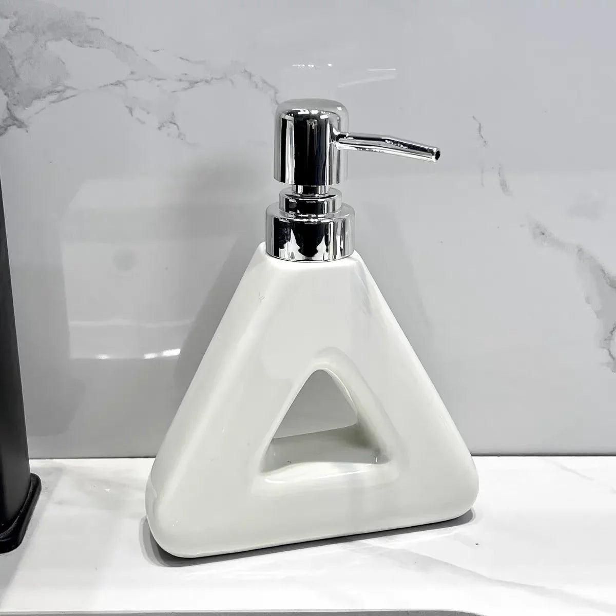 Soap dispenser gel shampoo and lotion for family - Triangle
