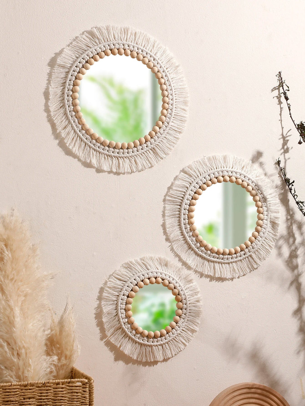 Hanging mirror in decorative macrame with woven pom-poms