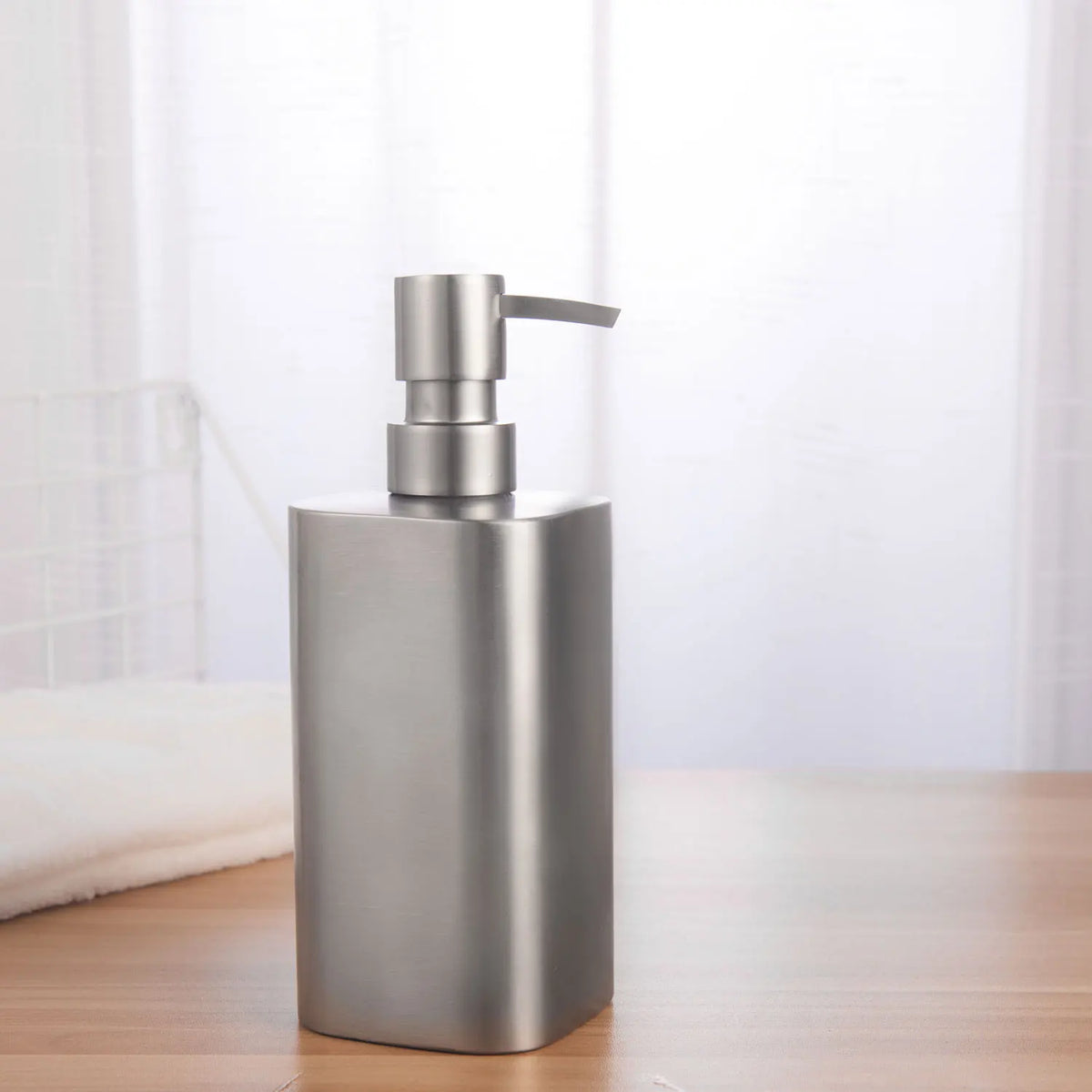 Stainless steel soap dispenser for bathroom and accessories - 7,2 x 7,2 x 19 cm – 500 ml