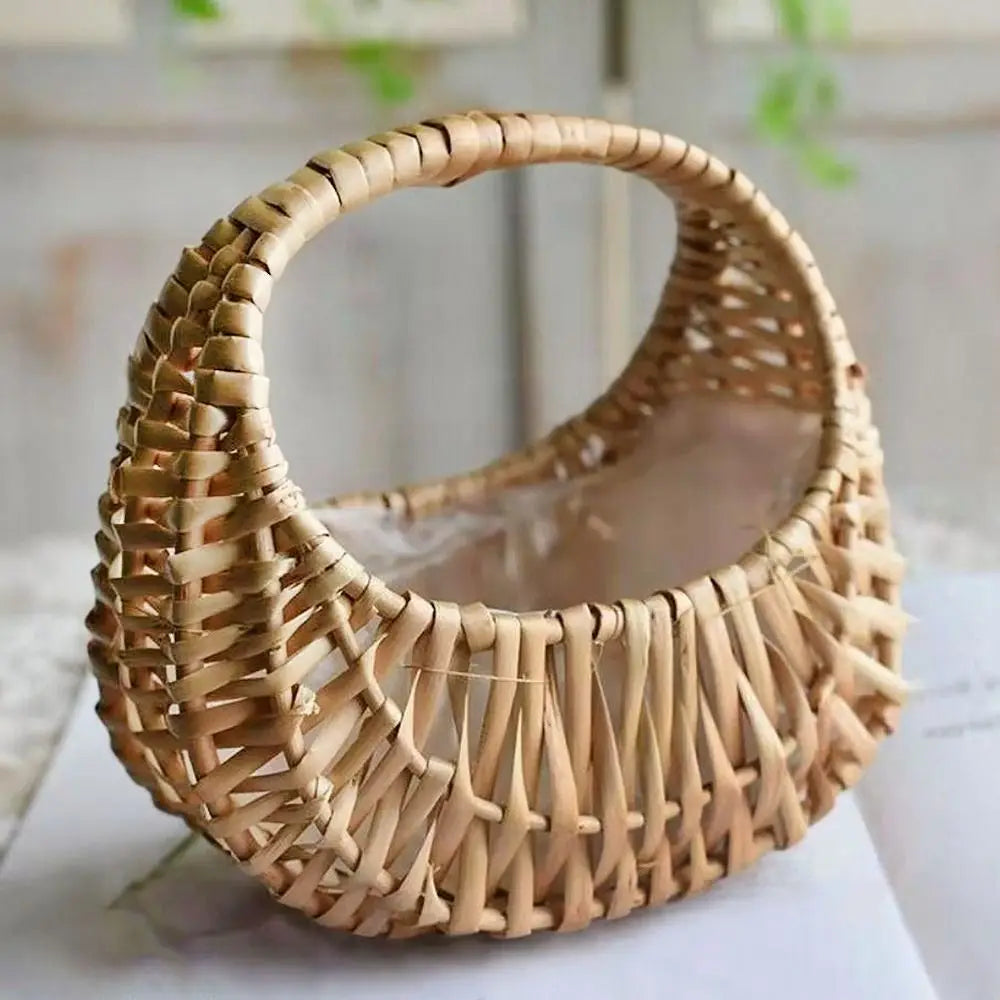 Braided basket in half-moon rattan with robust handle