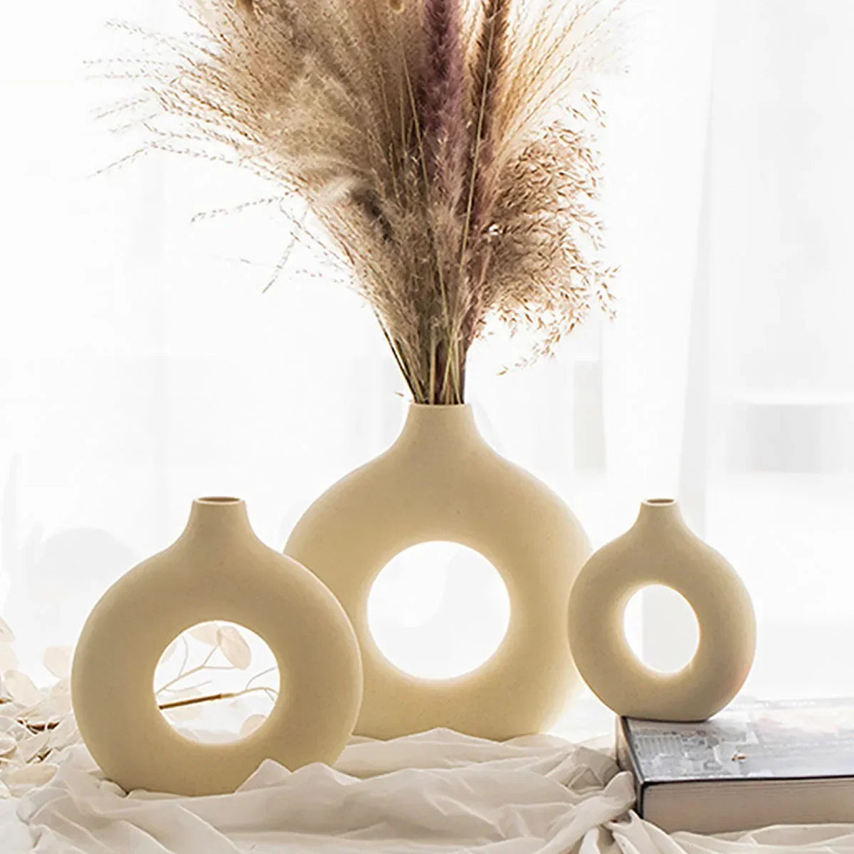 1pc White Ceramic Vases For Home decor, Modern decor Frosted Circle Vase, Minimalist Nordic Donut Vase, Decorative - light yellow / L