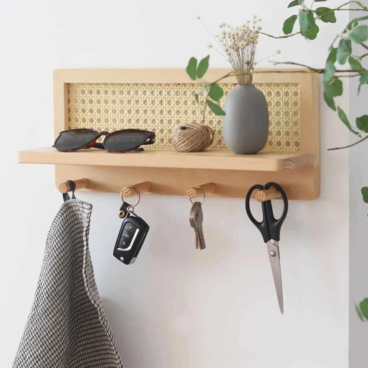Wall shelf in rattan and wood bohemian style with decorative hooks - view 4