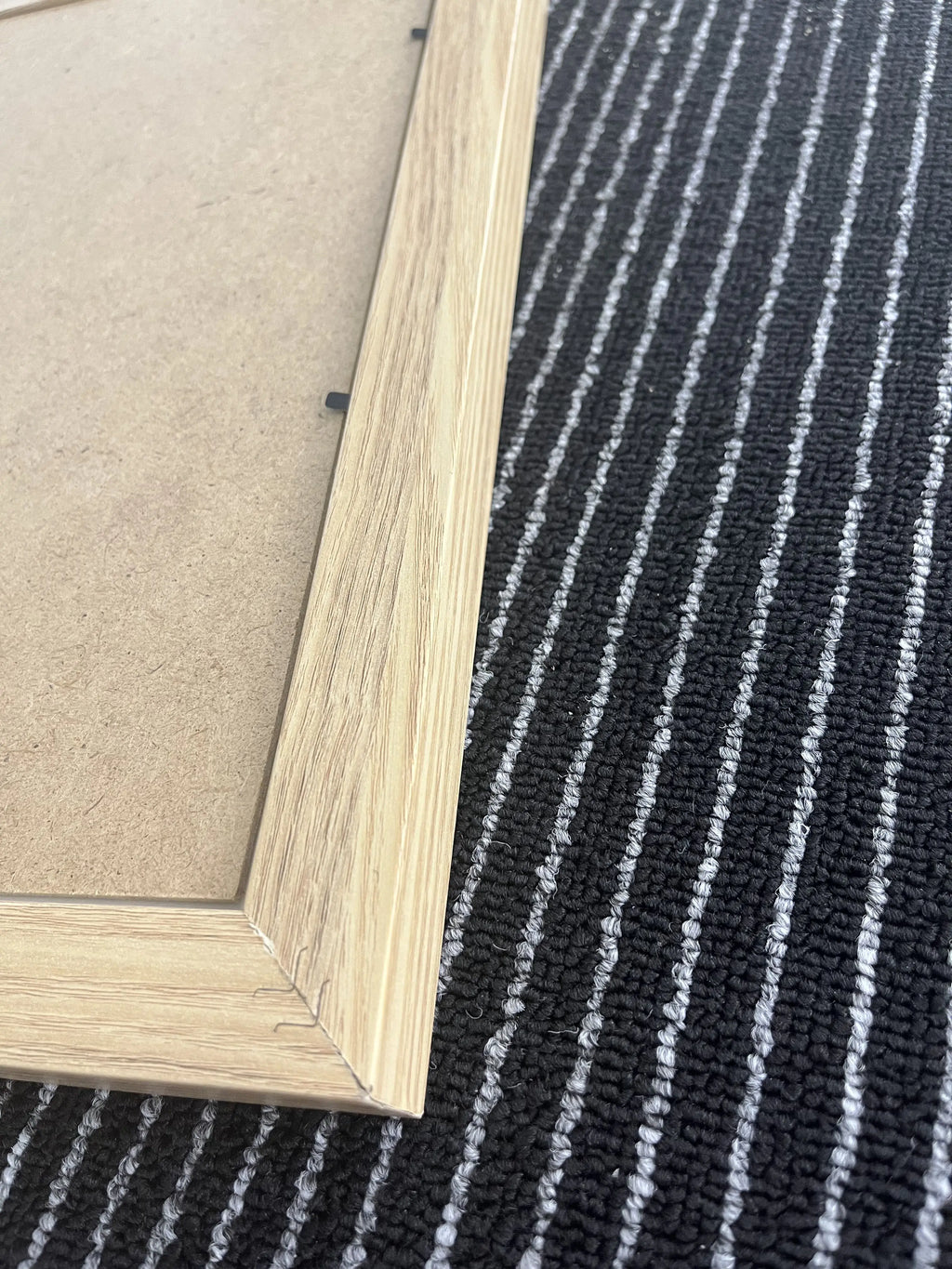 Wooden picture frame with wall mount end-outline - view 5
