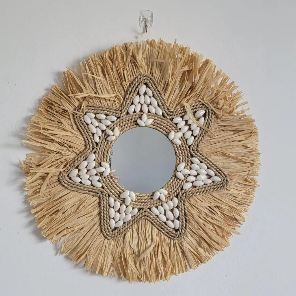 Decorative mirror in raffia and shells for wall decoration - view 2