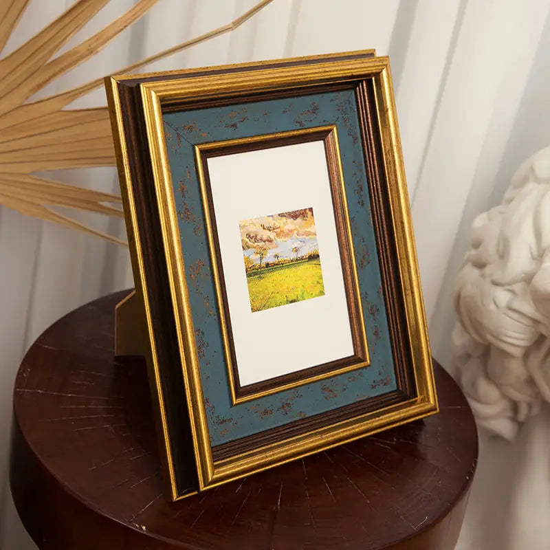 American retro photo frame with golden border for interior decoration - Photo Color / 8 pouces