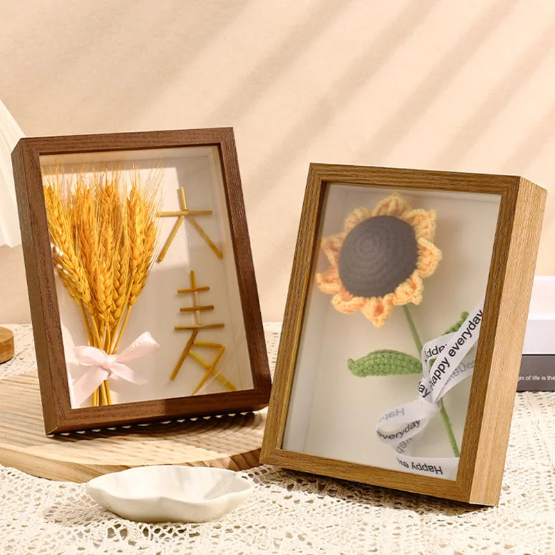 Transparent floating photo frame with decorative and artisanal dried flowers